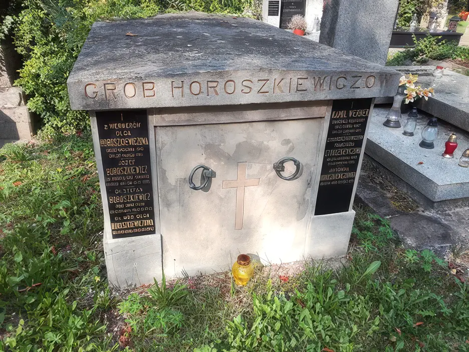 The Horoszkiewicz family grave with a yellow candle in front